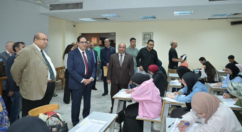 عبد الصادق فى لجان الامتحانات