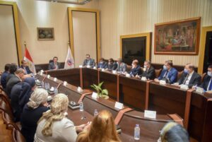 اجتماع عبدالغفار مع قيادات وزارة الصحة