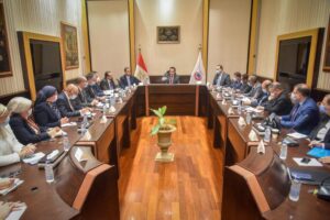 اجتماع عبدالغفار مع قيادات وزارة الصحة