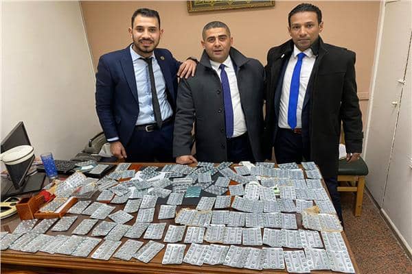 جمارك مطار القاهرة الدولي تضبط تهريب عدد من الأقراص المخدرة