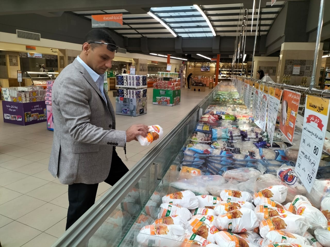 محافظ الاسكندرية يتفقد السلاسل التجارية
