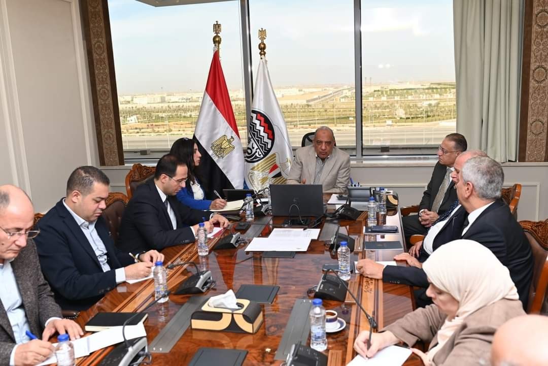 وزير قطاع الأعمال العام يطمئن على إجراءات التيسير على العاملين لأداء واجبهم الانتخابي