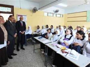 رئيس الوزراء يتابع انتظام الدراسة