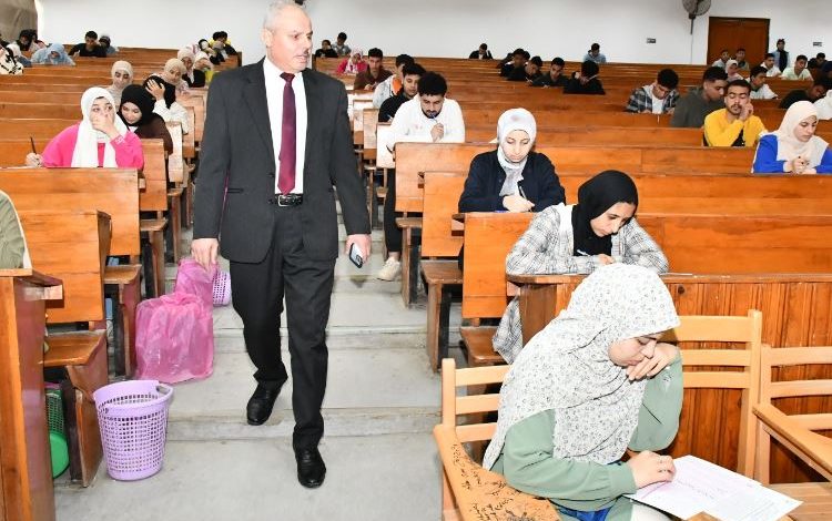 رئيس الجامعة خلال تفقده لجان الامتحانات
