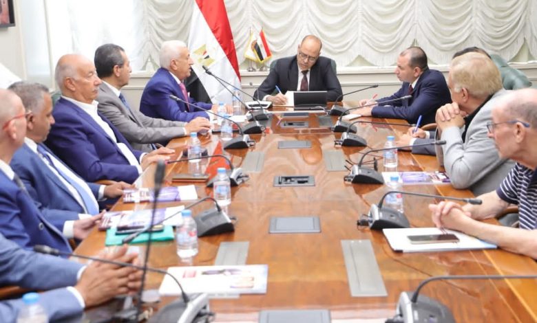 وزير العمل يناقش طرق تحسين أوضاع العاملين بالمدارس الخاصة