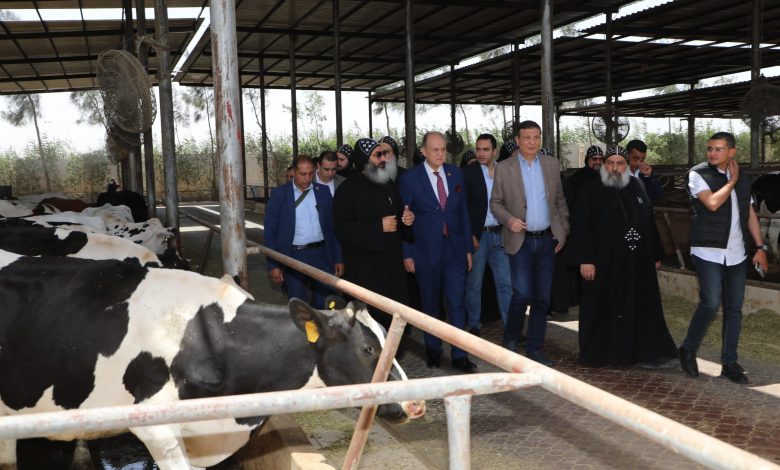 وزير الزراعة خلال زيارته لمشروعات دير مارمينا