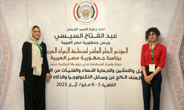 شاركت جامعة مصر للمعلوماتية في المؤتمر العاشر لمنظمة المرأة العربية الذي عقد بالقاهرة أمس واليوم 5و6 مايو الحالي، تحت شعار التواصل والتمكين والحماية للنساء والفتيات من العنف السيبراني، والعنف الناتج عن وسائل التكنولوجيا والذكاء الاصطناعي. وصرح الأستاذ الدكتور أحمد حمد القائم بأعمال رئيس جامعة مصر للمعلوماتية بان الجامعة حرصت على المشاركة في هذا المؤتمر العربي المهم، الذي يسلط الضوء على الممارسات الخاطئة لمجال التكنولوجيا والذكاء الاصطناعي، والتي تتسبب في مشكلات اجتماعية عديدة يحتاج المجتمع المصري والعربي للتوعية بأفضل الاليات للتصدي لها والتعامل معها، وهي جوانب نستطيع في جامعة مصر للمعلوماتية المشاركة فيها خاصة ان لدينا تخصصات عديدة بكليات الجامعة يمكنها ان توفر حلولا تكنولوجية للتصدي لتلك الممارسات الخاطئة. وقال ان الجامعة بفضل شبكة علاقاتها الخارجية مع كبري الجامعات بالعالم والمراكز البحثية والشركات الدولية يمكنها أيضا نقل التجارب العالمية للتصدي لهذه الممارسات سواء العنف السيبراني او التنمر عبر وسائل التواصل الاجتماعي، وتعريف المجتمع والجهات المعنية بهذه التجارب، خاصة وان الجامعة حريصة علي غرس روح المشاركة في القضايا المختلفة التي تؤرق المجتمع في طلاب وخريجي كلياتنا المختلفة، فالمجتمع لن يرتقي ويتقدم الا بتكاتف الجميع معا، حيث نؤمن بان رسالتنا تتجاوز قاعات التدريس الي مهمة بناء مستقبل مشرق للمجتمع. وأشار الي ان الجامعة تحرص أيضا على مشاركة وفود من طلابها في مثل تلك المؤتمرات وورش العمل التي تناقش ملفات اجتماعية بجانب المؤتمرات المتخصصة في مجالات الاتصالات وتكنولوجيا المعلومات، وذلك حتى يكتسبوا الخبرات الحياتية والعملية بجانب ما يتلقونه من معارف وعلوم، الي جانب نقل القضايا المختلفة التي تناقشها تلك المؤتمرات وورش العمل الي اجندة الجامعة ومشروعات تخرج طلابنا حيث نحثهم على اختيار احد تلك القضايا موضوعا لمشروعات تخرجهم كي يسهموا بدورهم في التصدي للمشكلات التي تواجه المجتمع المصري والعربي. وأضاف ان الجامعة رشحت للمشاركة في المؤتمر العاشر لمنظمة المرأة العربية كلا من الطالبتين ليلي خالد محمد وياسمين محمد محمود بالفرقة الثالثة بكلية علوم الحاسب والمعلومات، حيث شاركوا في عدة جلسات للمؤتمر أهمها جلسة آليات الحماية من العنف السيبراني، في ضوء القوانين والتشريعات العربية، وجلسة استخدام تقنيات الذكاء الاصطناعي والامن السيبراني لحماية المرأة من العنف السيبراني، ومائدة مستديرة عقدها المؤتمر لمناقشة المسئولية المجتمعية للشركات والمنصات العالمية في حماية النساء والفتيات من التعرض للعنف السيبراني والتنمر الالكتروني عليهن في مواقع التواصل الاجتماعي.