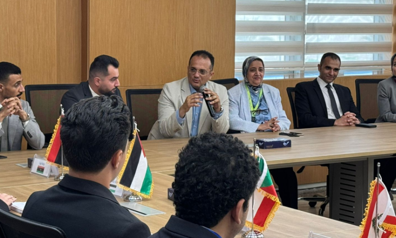 رئيس جامعةالجلالة مع الطلاب