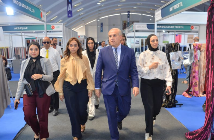 السفير المصرى يتفقد المعرض