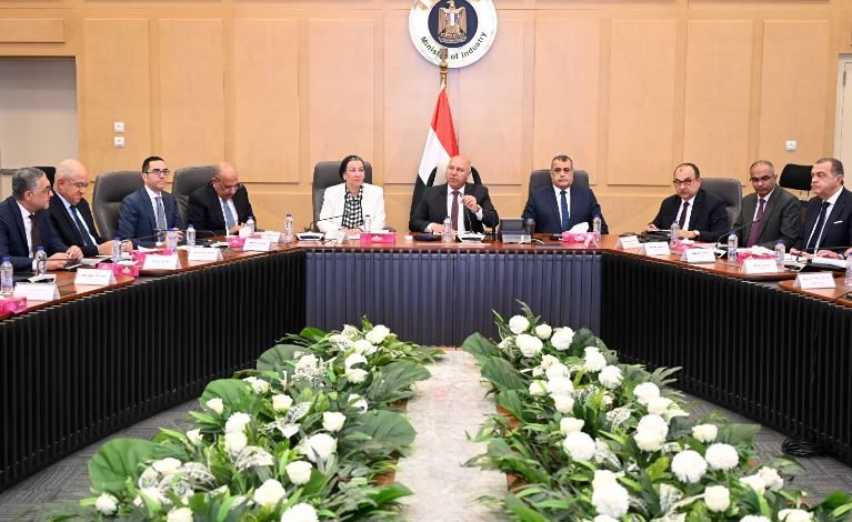 وزير الصناعة خلال الاجتماع