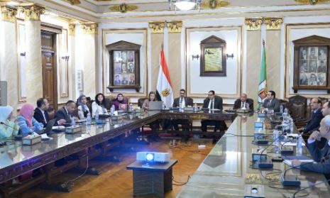 رئيس جامعة القاهرة خلال الاجتماع
