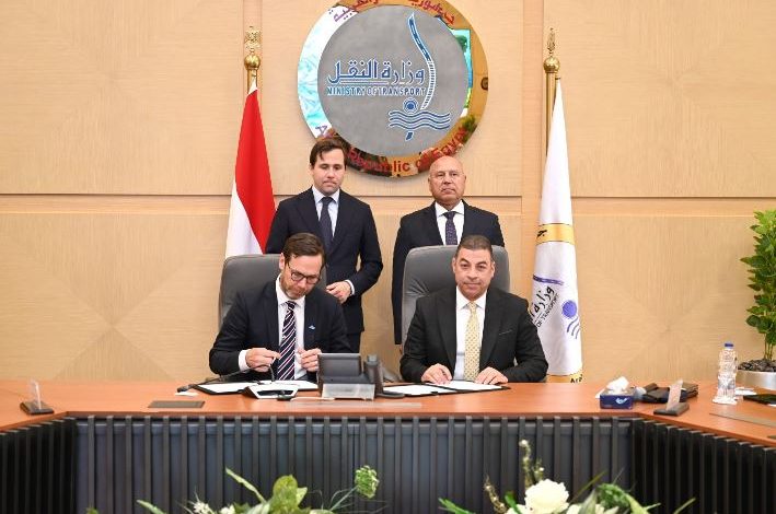 وزير الصناعة خلال اللقاء