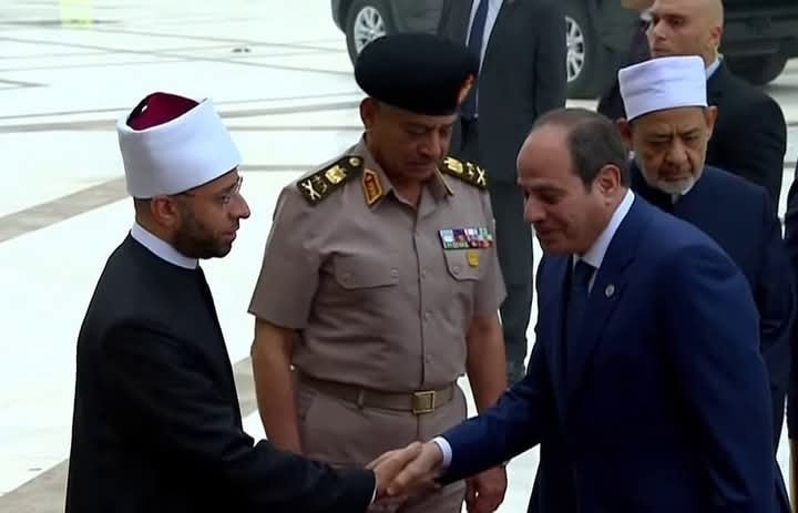 الرئيس يؤدي صلاة العيد