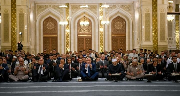 الرئيس يؤدي صلاة العيد