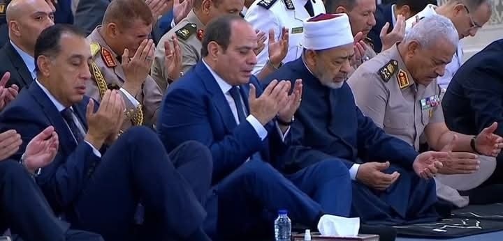 الرئيس يؤدي صلاة العيد