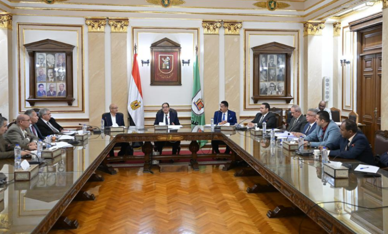 رئيس الجامعة خلال الاجتماع