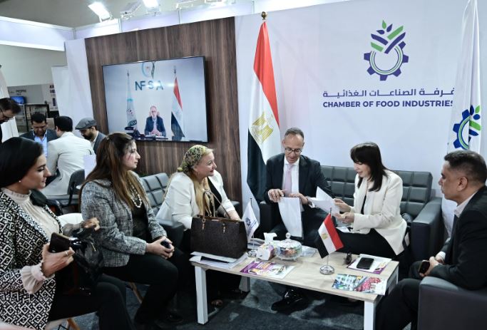 خلال المعرض