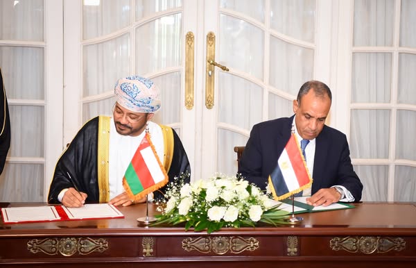وزير الخارجية والهجرة يستقبل نظيره العُماني