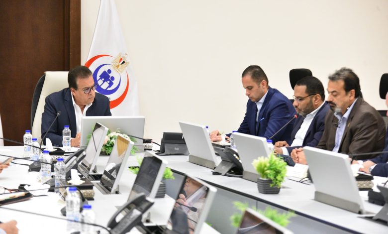 وزير الصحة أثناء الاجتماع