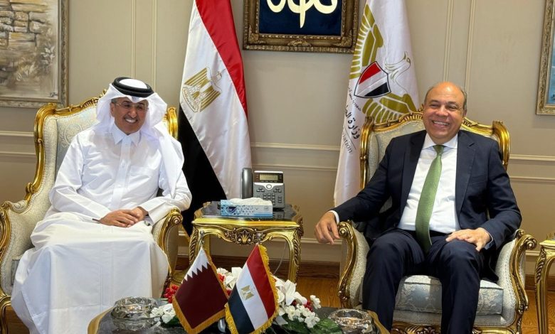 وزير الطيران المدني يستقبل وفدًا قطريًا رفيع المستوى