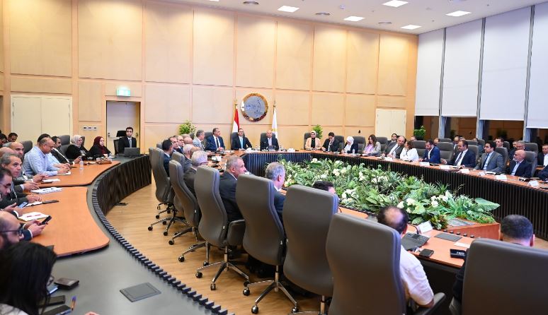 الوزير مع مصنعى الصناعات المغذية للسيارات