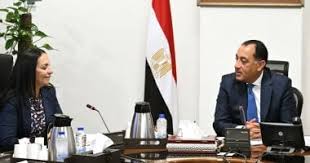 رئيس الوزراء يُتابع مع وزيرة التضامن