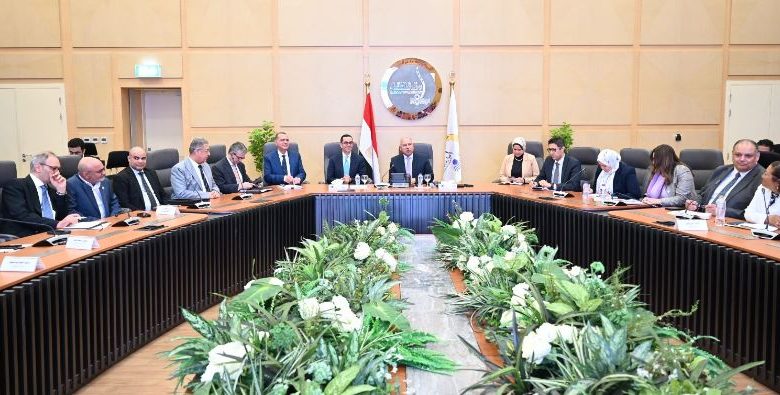 اجتماع وزير الصناعة مع مصنعى السيارات