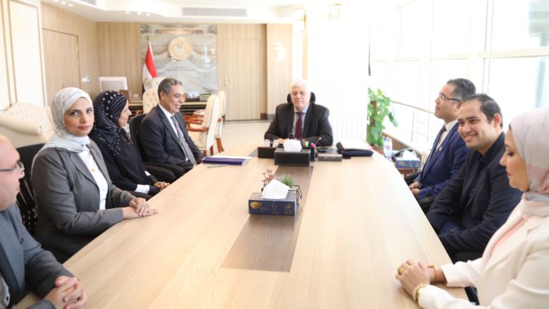 الفريق الإعلامى مع الوزير