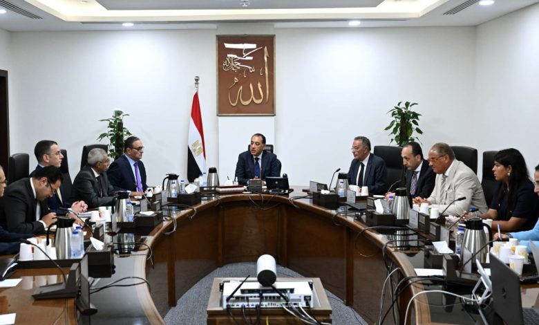 رئيس الوزراء خلال الاجتماع