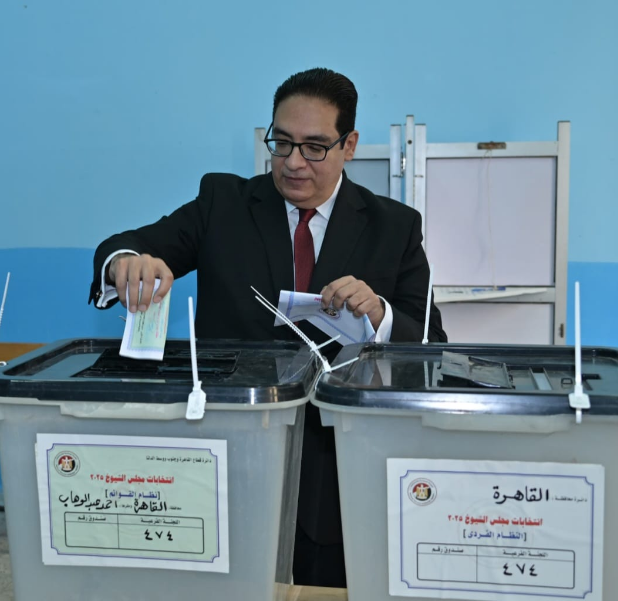عبد الصادق داخل اللجنة