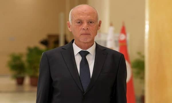الرئيس التونسي يعفي رئيس الحكومة من منصبه ويجمد عمل البرلمان