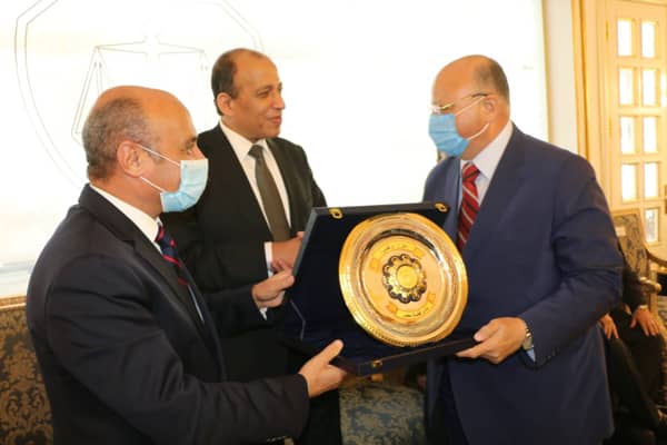 وزير العدل يكرم محافظ القاهرة خلال افتتاح أعمال تطوير نادي القضاة| صور