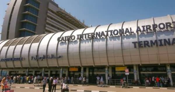 اعترافات راكب بمحاولة تهريب أقراص مخدرة عبر مطار القاهرة
