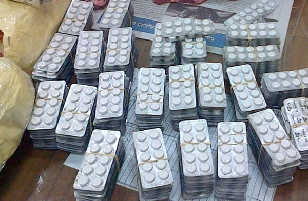 "الطرود البريديه" بقرية البضائع بمطار القاهره تضبط محاولة تهريب عدد من الأقراص المخدرة