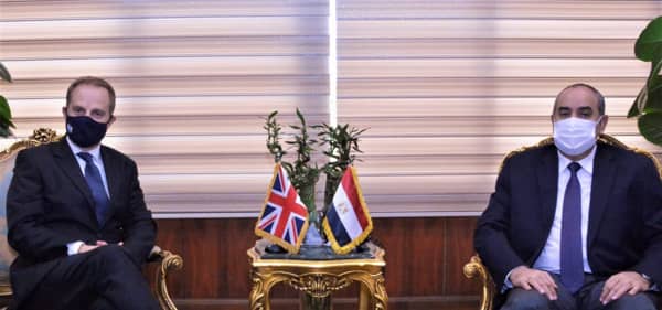وزير الطيران يلتقي سفير بريطانيا بالقاهرة