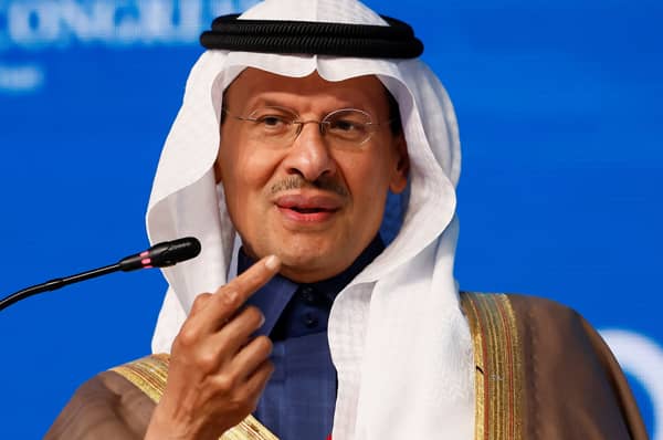 "لم نخرج بعد من الغابة".. أسعار النفط تصعد بعد تصريحات للأمير عبد العزيز بن سلمان