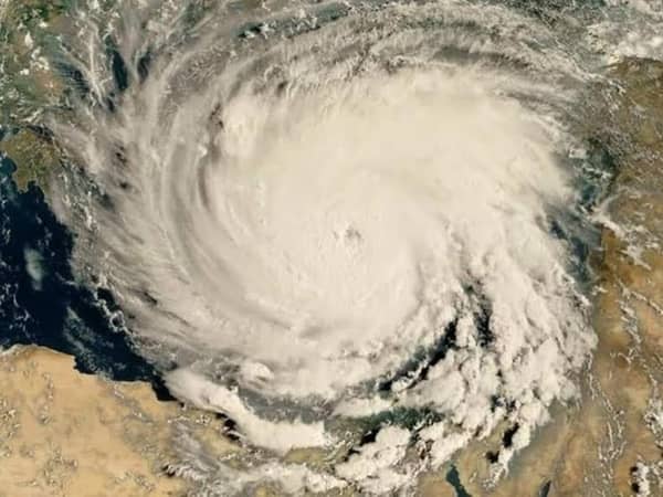 "ليست ظاهرة نادرة".. الأرصاد تكشف احتمالية تعرض مصر لأعاصير البحر المتوسط