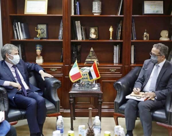 وزير السياحة والآثار يبحث مع سفير إيطاليا بالقاهرة سبل التعاون بين البلدين