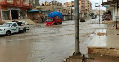 أمطار غزيرة بشمال سيناء وغرق شوارع بالعريش والدفع بمعدات لسحب المياه.. صور