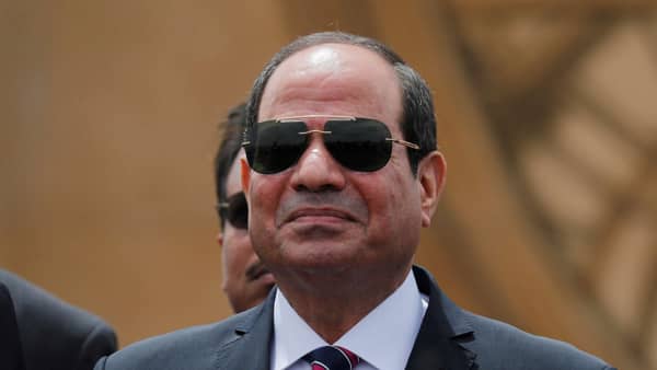 السيسي يتفقد أول طائرة مصرية بدون طيار في "إيديكس 2021"... فيديو