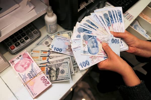 الليرة التركية تواصل انخفاضها أمام الدولار وتسجل مستويات تاريخية