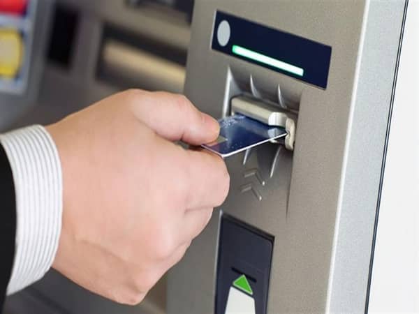 قيمة رسوم السحب والاستعلام من ماكينات ATM في 14 بنكا قبل عودتها المحتملة