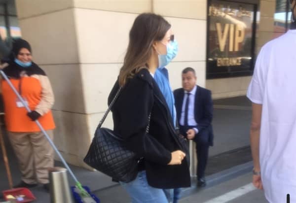 نانسي عجرم لحظة خروجها من مطار القاهرة