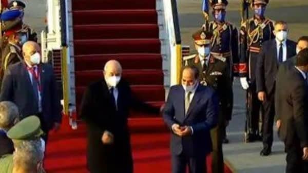 السيسي يستقبل بمطار القاهرة الرئيس الجزائري عبد المجيد تبون