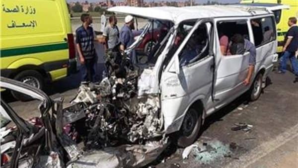 بالأسماء ..إصابة 22 شخصا بحادث تصادم سيارتين ميكروباص بطريق القاهرة الفيوم