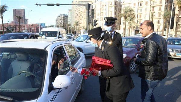 "عيد الشرطة 70"|صور .. الشرطة النسائية يوزعن الورود على المواطنين بالقاهرة