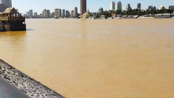 أثار ذعرا في مصر.. تغير مفاجئ في لون مياه النيل وظهور