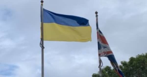 سفارة بريطانيا بالقاهرة ترفع علم أوكرانيا تضامنا مع كييف.. صورة