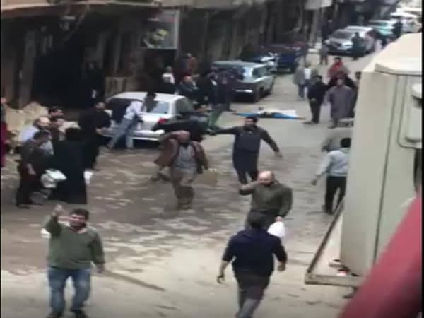 شاب يذبح نفسه تحت أنظار أهالي فيصل.. وسيارة إسعاف تنقله للمستشفى