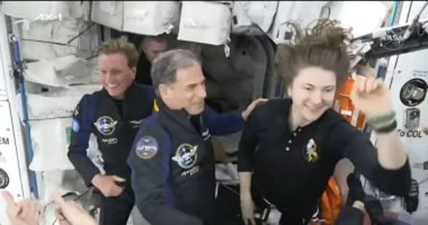 وصول أول طاقم مدنى إلى محطة الفضاء الدولية فى رحلة تستمر لأسبوع.. فيديو